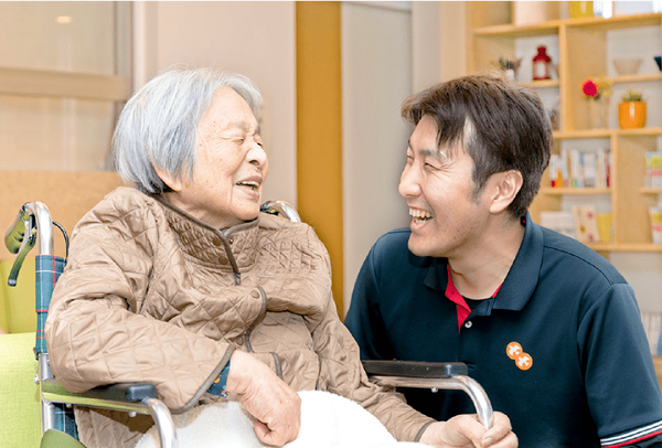 介護スタッフと高齢者